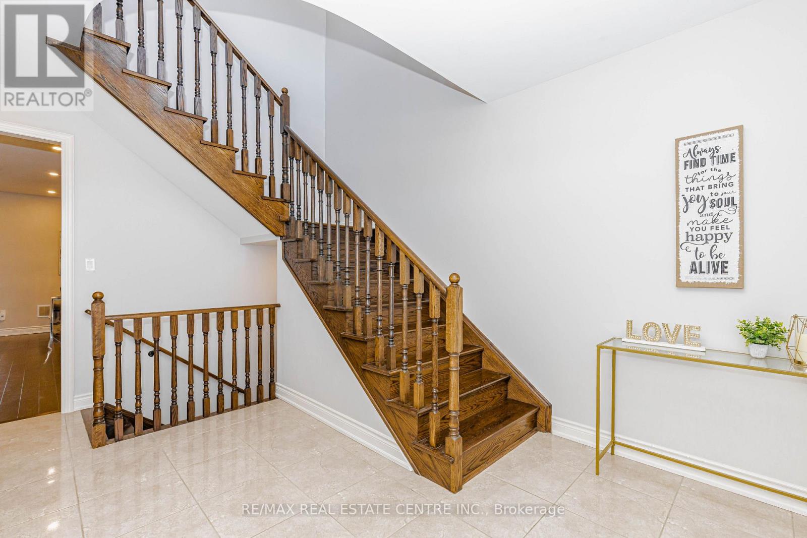 45 Carondale Square, East Gwillimbury, Ontario  L9N 0X6 - Photo 4 - N12994734