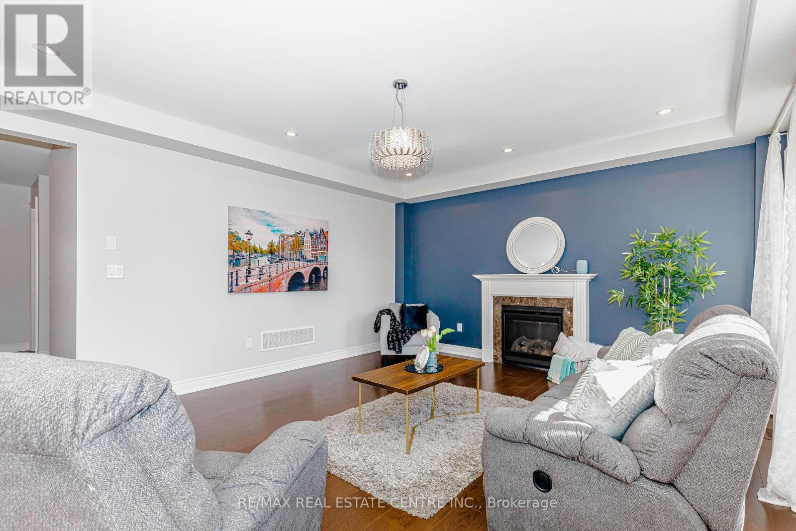 45 Carondale Square, East Gwillimbury, Ontario  L9N 0X6 - Photo 9 - N12994734