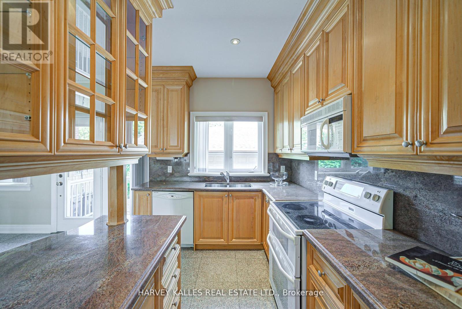 1006 Briar Hill Avenue, Toronto, Ontario  M6B 1M3 - Photo 19 - W12994624