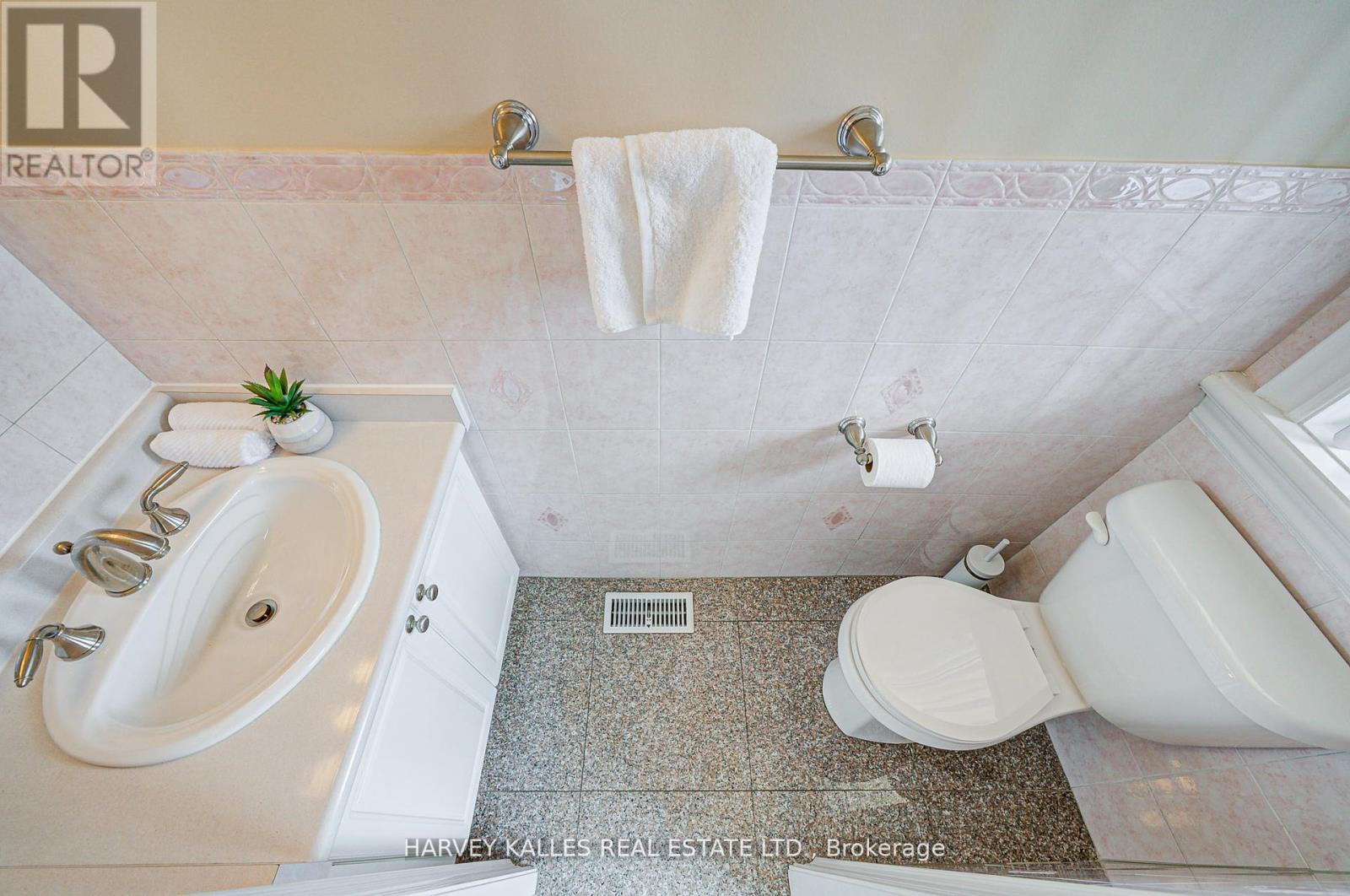 1006 Briar Hill Avenue, Toronto, Ontario  M6B 1M3 - Photo 21 - W12994624