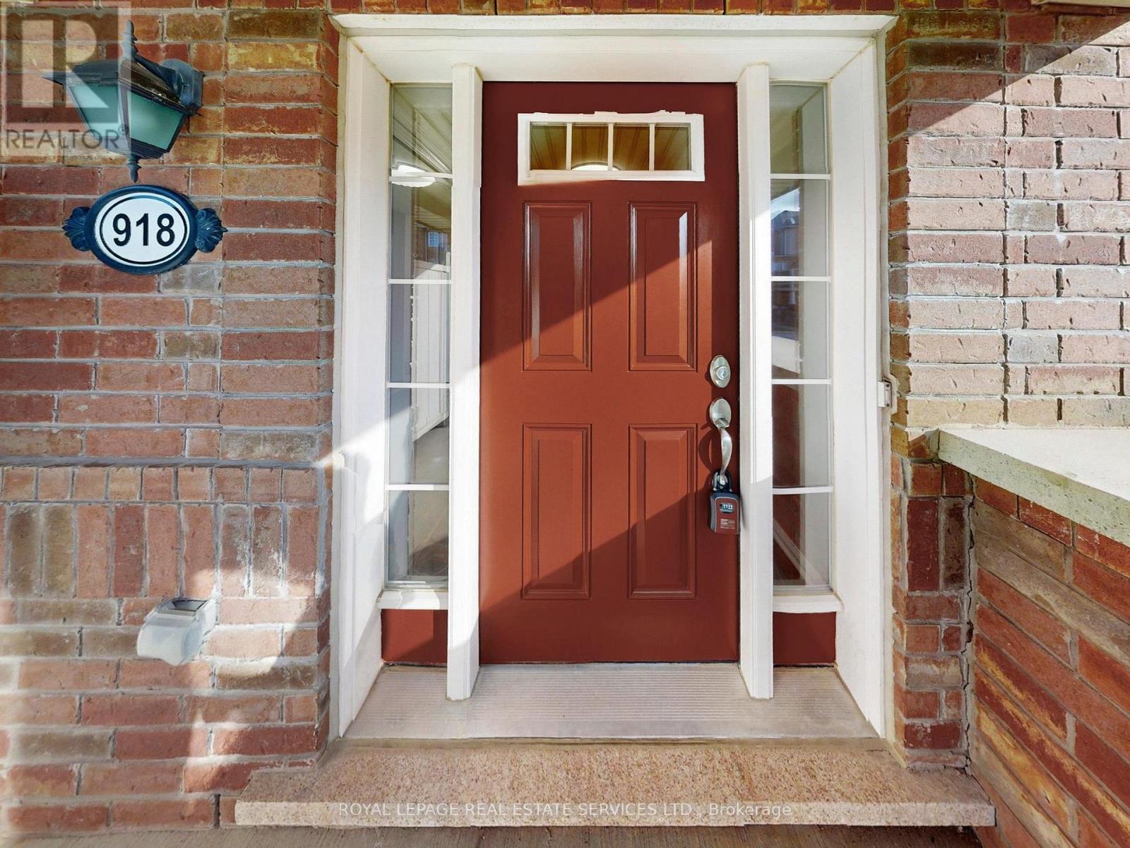 918 Nadalin Heights, Milton, Ontario  L9T 8R1 - Photo 3 - W12994648