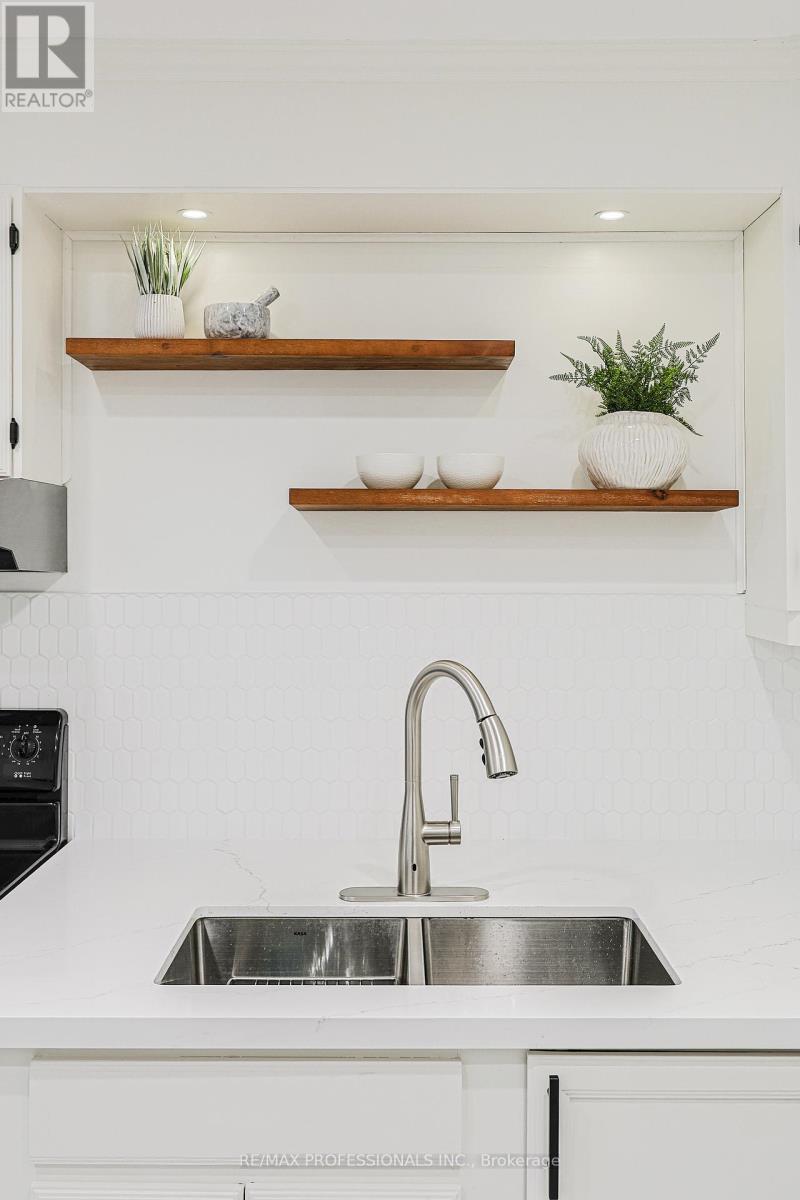 19 Sealcove Drive, Toronto, Ontario  M9C 2C3 - Photo 17 - W12994660