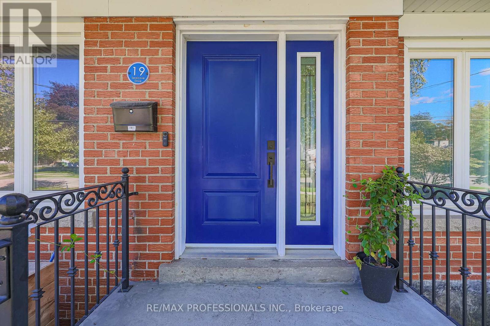 19 Sealcove Drive, Toronto, Ontario  M9C 2C3 - Photo 2 - W12994660