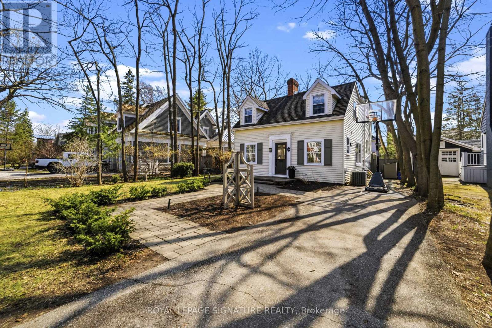 348 Douglas Avenue, Oakville, Ontario  L6J 3S6 - Photo 2 - W12994708