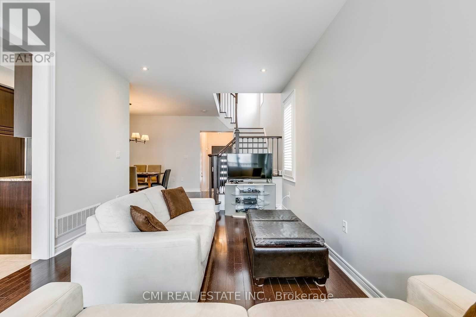 46 Losino Street, Caledon, Ontario  L7C 3N4 - Photo 9 - W12994766