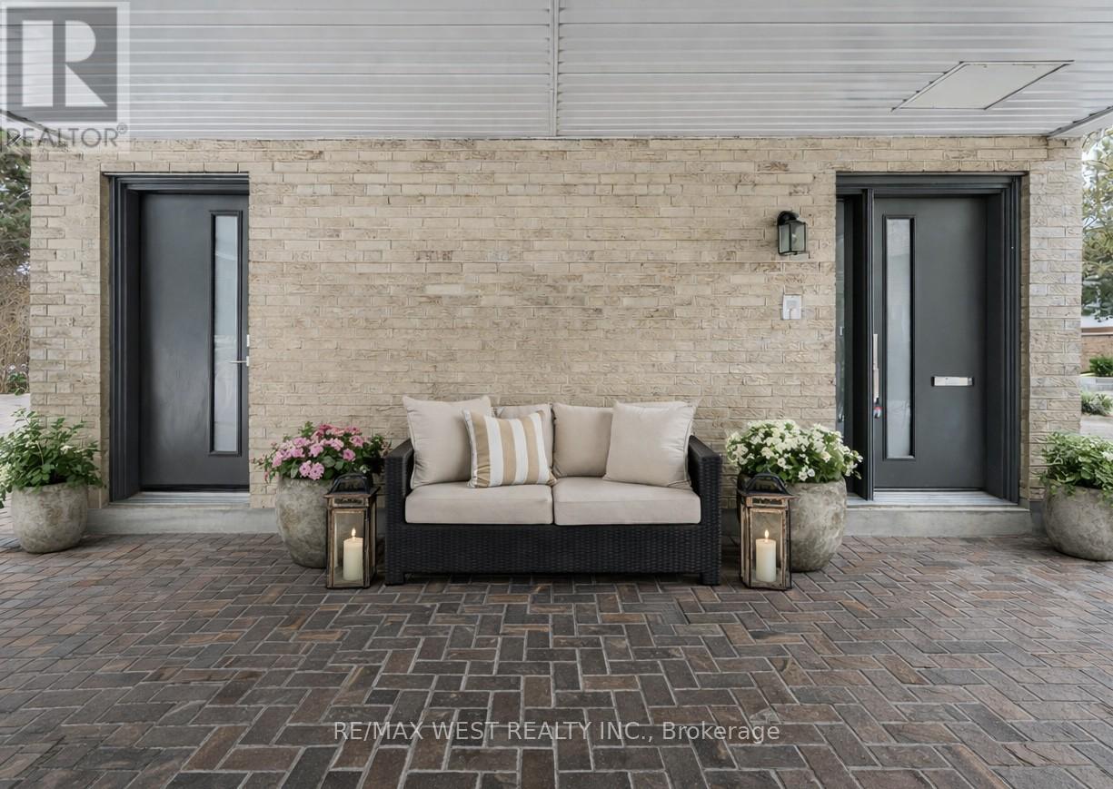 25 Proudbank Millway, Toronto, Ontario  M2L 1P3 - Photo 2 - C12948066