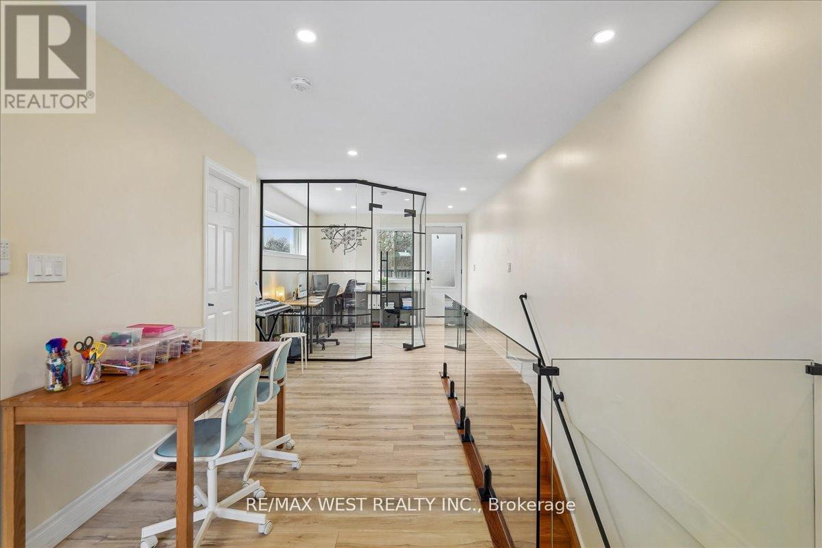 201 Rhodes Avenue, Toronto, Ontario  M4L 3A2 - Photo 21 - E12979642