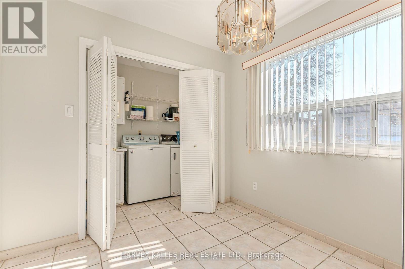 274 Mcgill Street, Mississauga, Ontario  L5A 1V4 - Photo 17 - W12989540