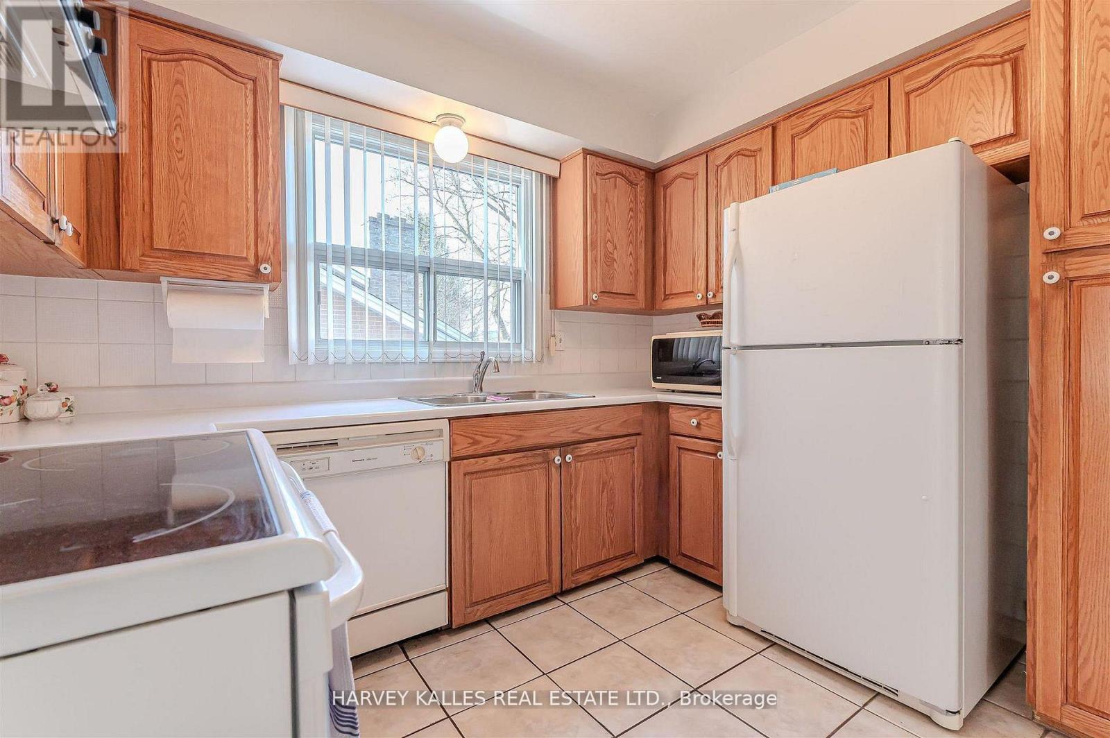 274 Mcgill Street, Mississauga, Ontario  L5A 1V4 - Photo 11 - W12989540