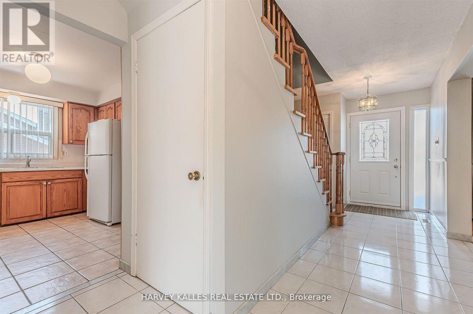 274 Mcgill Street, Mississauga, Ontario  L5A 1V4 - Photo 3 - W12989540