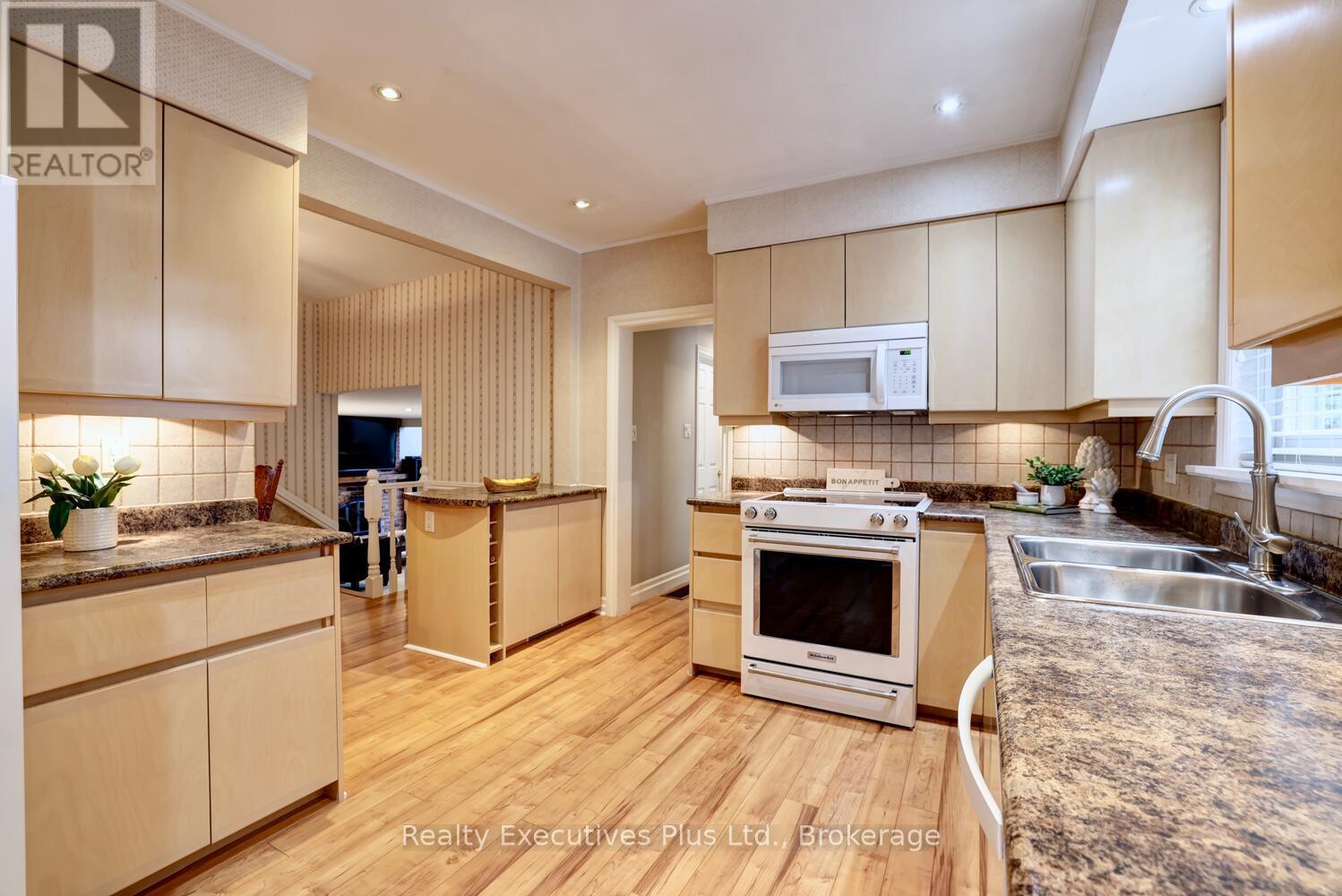 322 Pine Avenue, Oakville, Ontario  L6J 2J9 - Photo 8 - W12994980