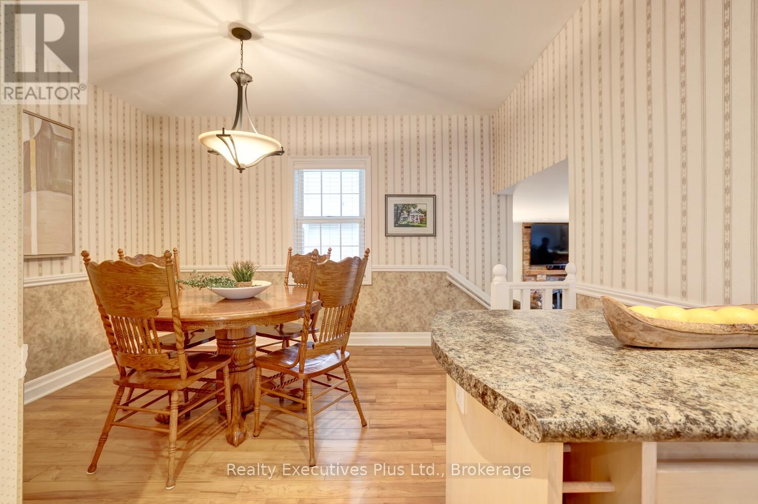 322 Pine Avenue, Oakville, Ontario  L6J 2J9 - Photo 9 - W12994980