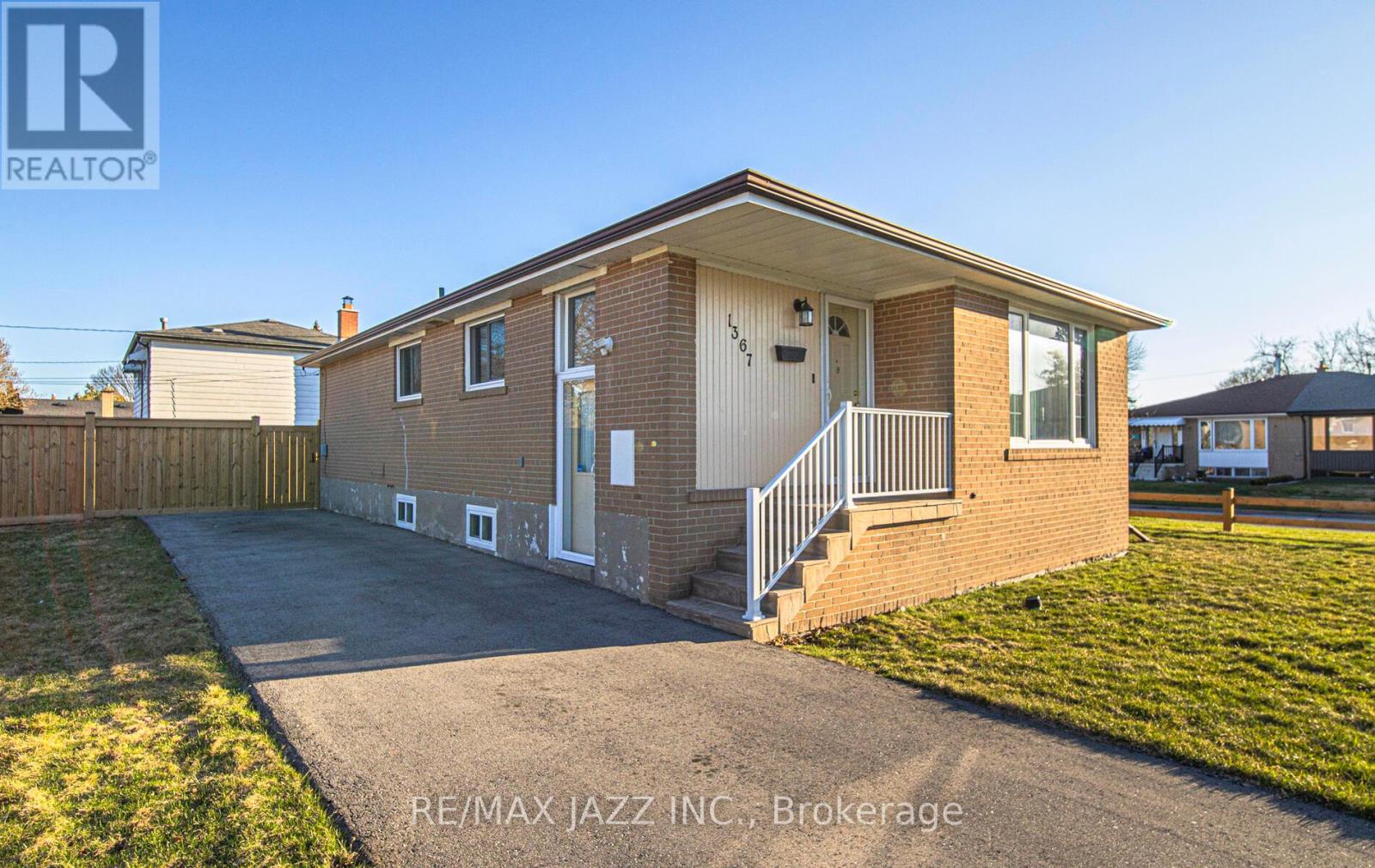 1367 Garvolin Avenue, Pickering, Ontario L1W 1J5 - Photo 2 - E12994990