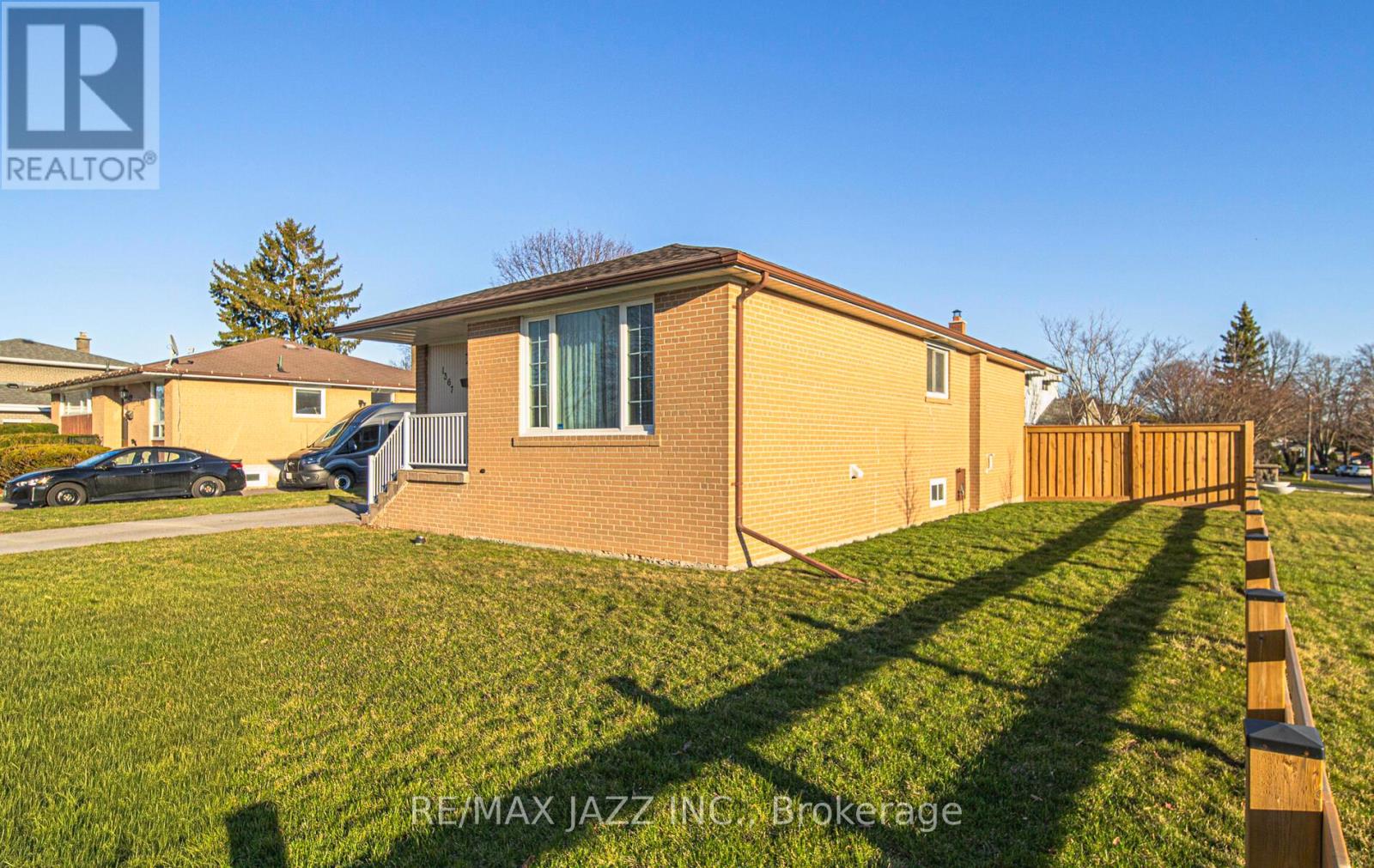 1367 Garvolin Avenue, Pickering, Ontario L1W 1J5 - Photo 4 - E12994990