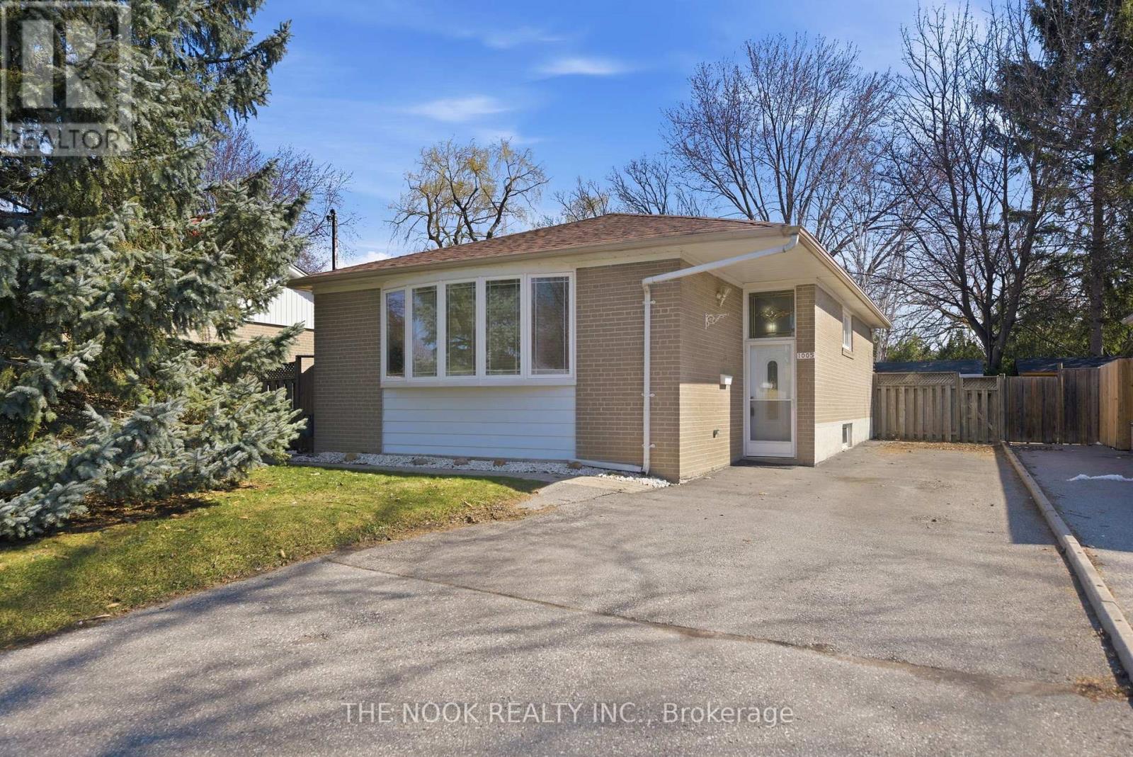 1005 CENTRE STREET N, Whitby, Ontario