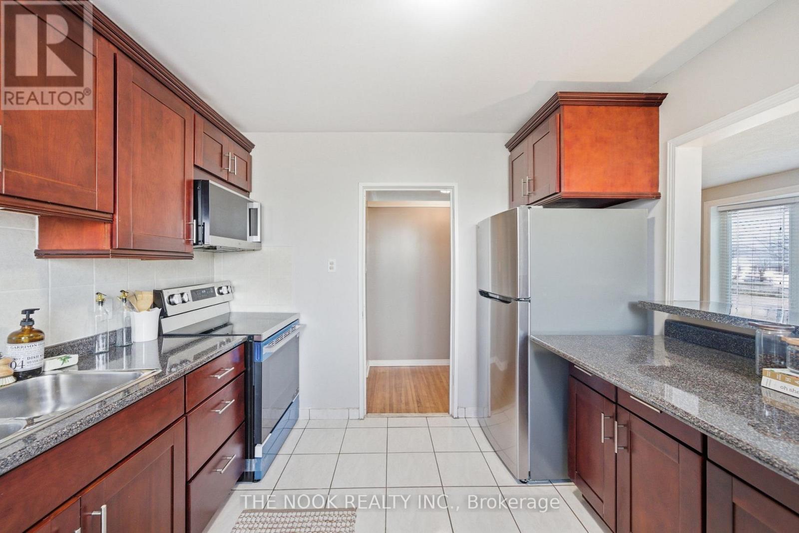 1005 Centre Street N, Whitby, Ontario  L1N 4V4 - Photo 11 - E12995194