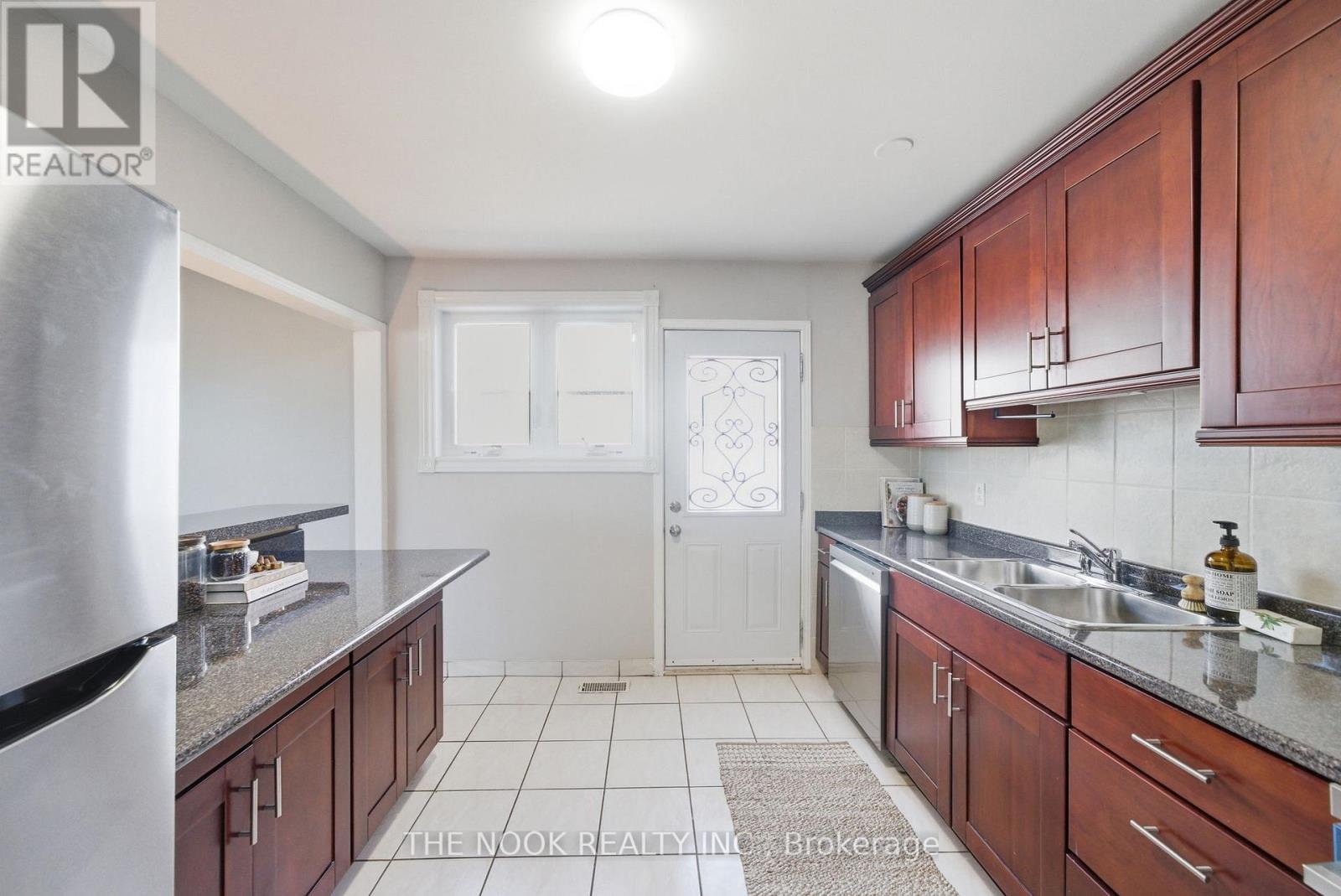 1005 Centre Street N, Whitby, Ontario  L1N 4V4 - Photo 13 - E12995194