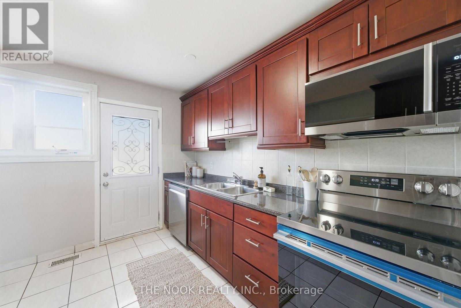 1005 Centre Street N, Whitby, Ontario  L1N 4V4 - Photo 14 - E12995194