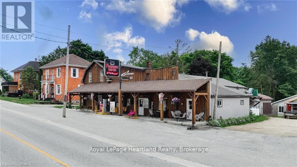 3064 PATRICK STREET, Howick, Ontario