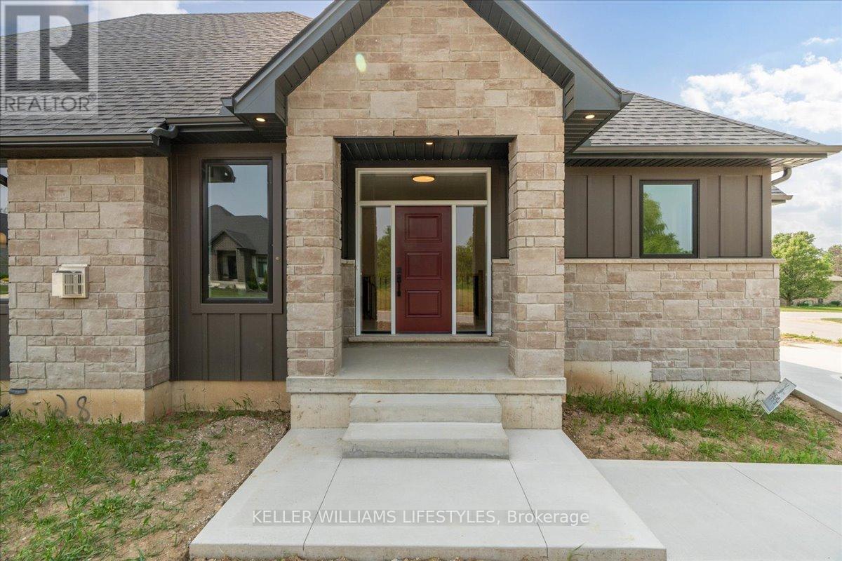 39 East Glen Drive, Lambton Shores, Ontario  N0M 1B0 - Photo 3 - X12994926