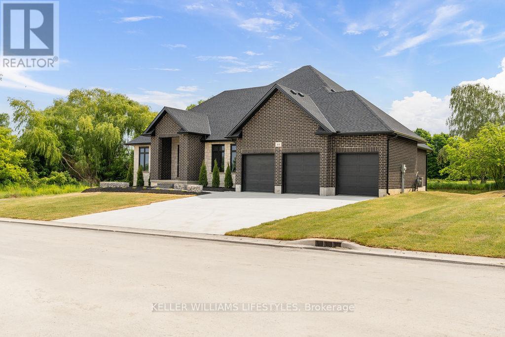 65 East Glen Drive, Lambton Shores, Ontario  N0M 1B0 - Photo 4 - X12994942