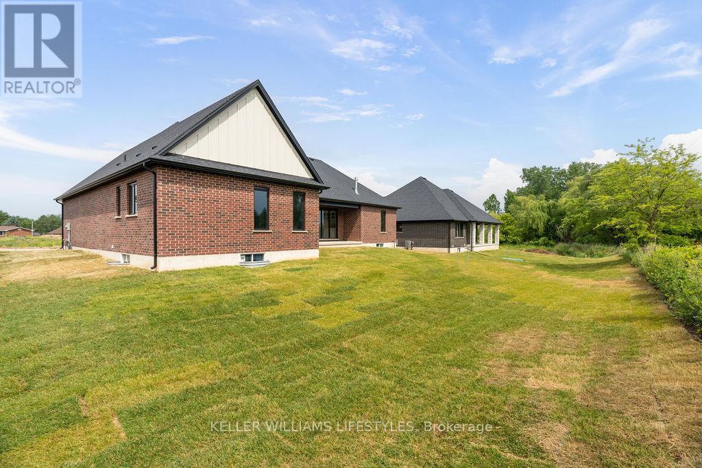 28 Alexander Gate, Lambton Shores, Ontario  N0M 1B0 - Photo 36 - X12994950
