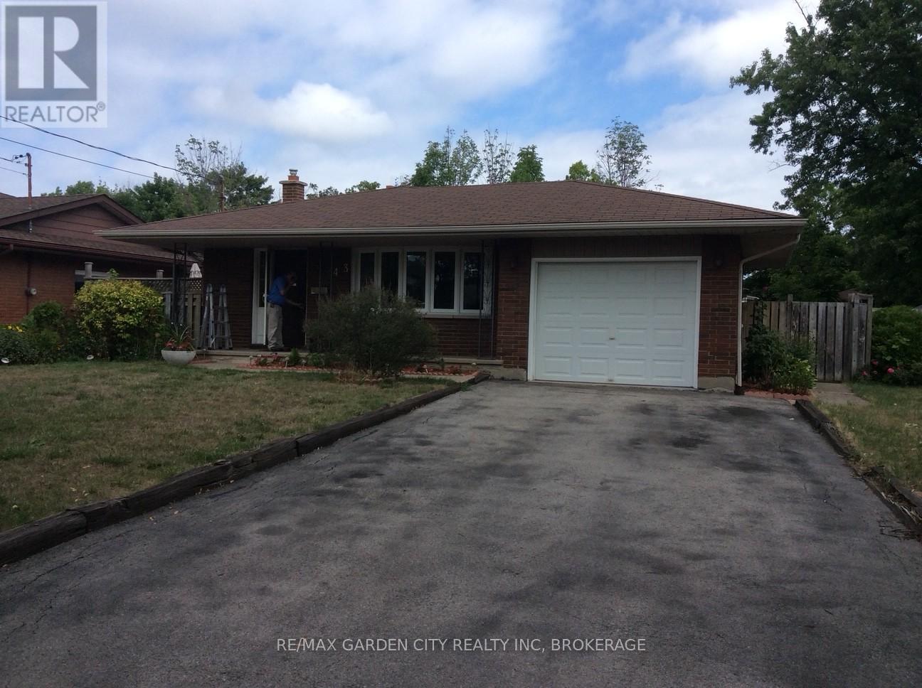 Upper - 43 Dunvegan Road, St. Catharines, Ontario  L2P 1H5 - Photo 2 - X12995036