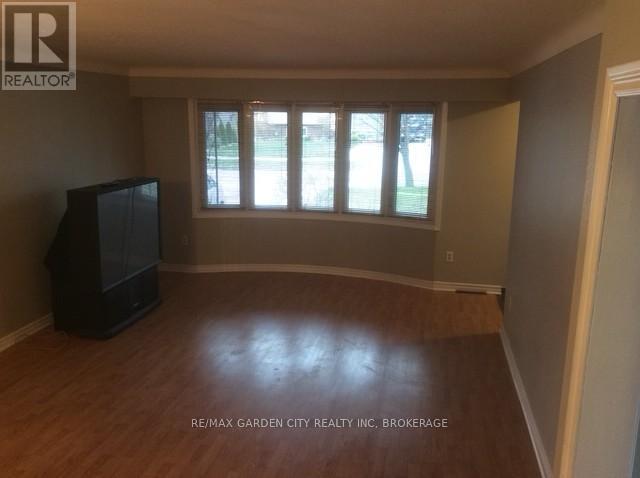 Upper - 43 Dunvegan Road, St. Catharines, Ontario  L2P 1H5 - Photo 5 - X12995036