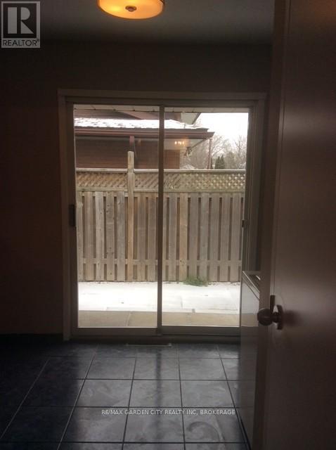 Upper - 43 Dunvegan Road, St. Catharines, Ontario  L2P 1H5 - Photo 8 - X12995036