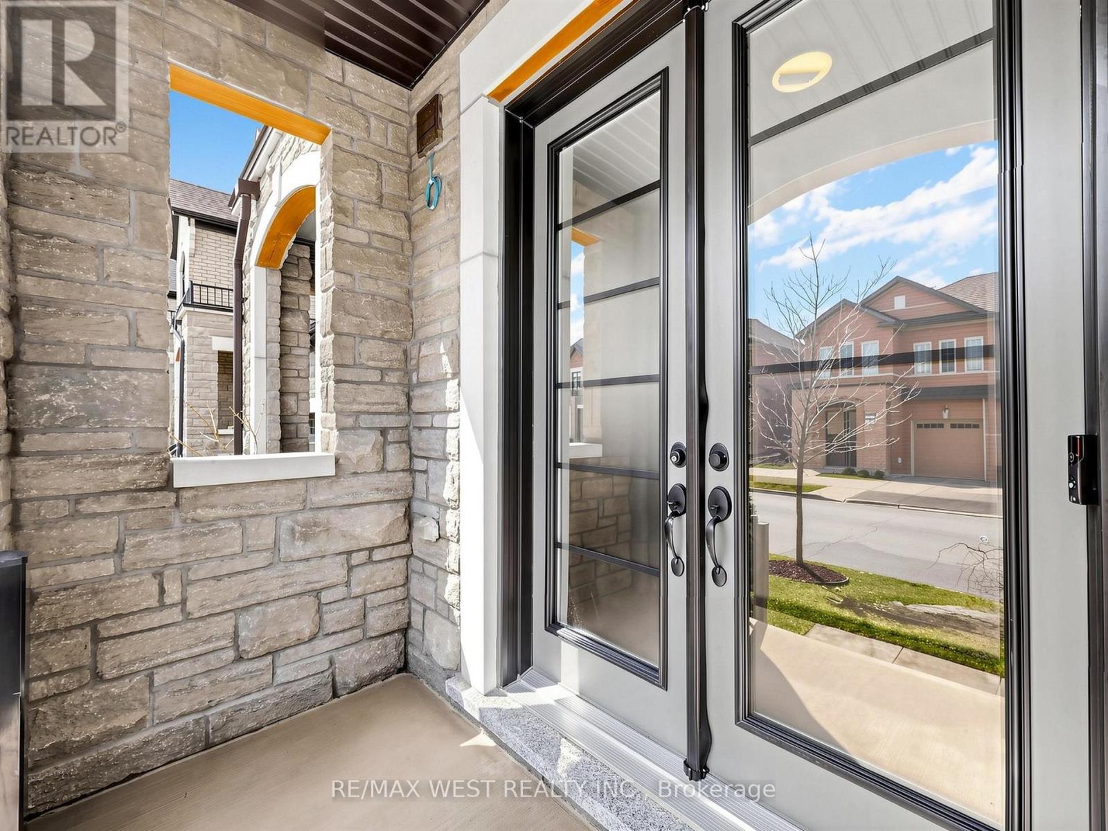 32 Angelfish Road, Brampton, Ontario  L7A 5C3 - Photo 4 - W12990068