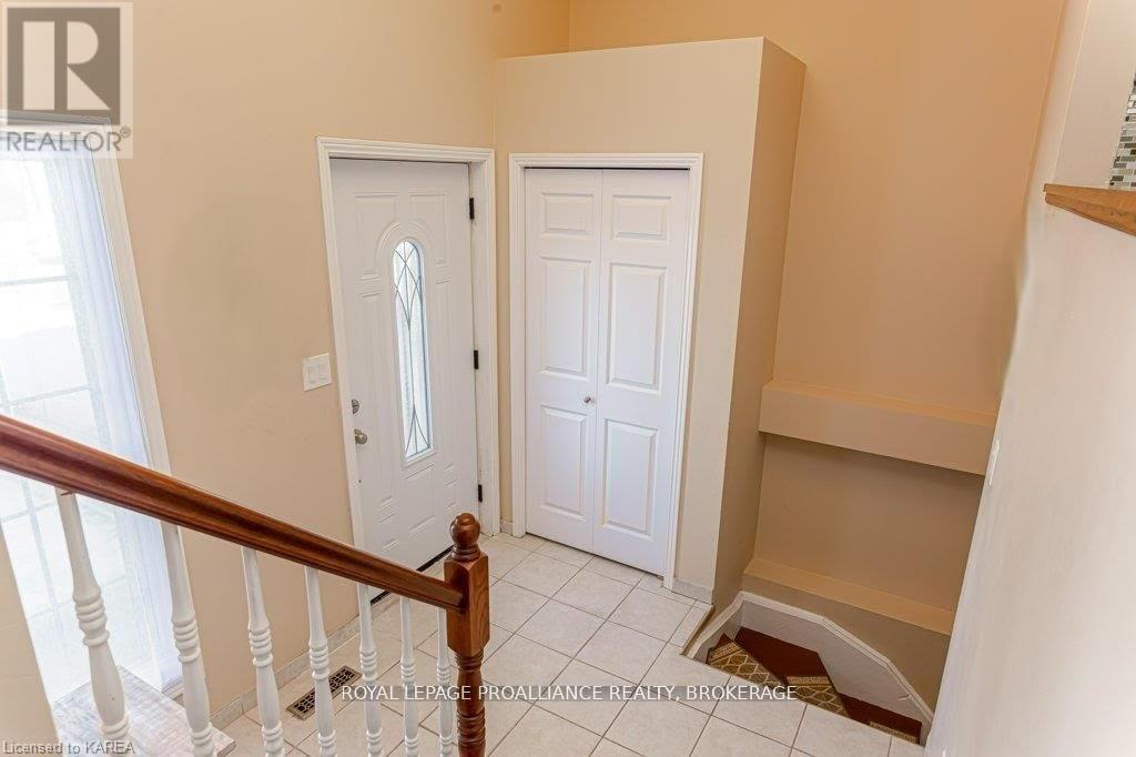 614 Barnsley Crescent, Kingston, Ontario K7M 8X4 - Photo 2 - X12995150