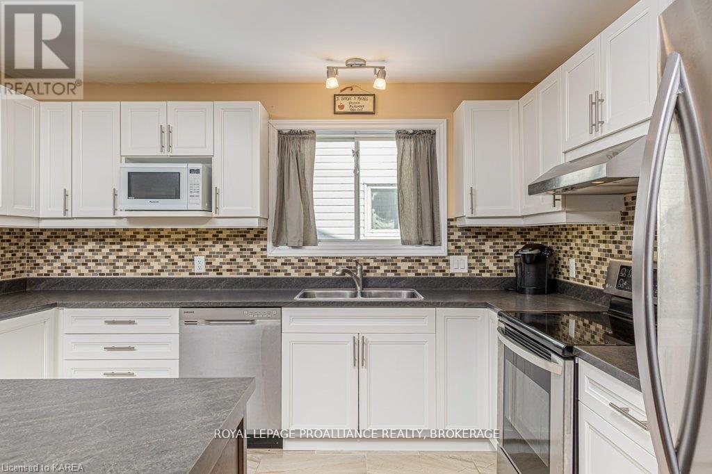 614 Barnsley Crescent, Kingston, Ontario K7M 8X4 - Photo 4 - X12995150