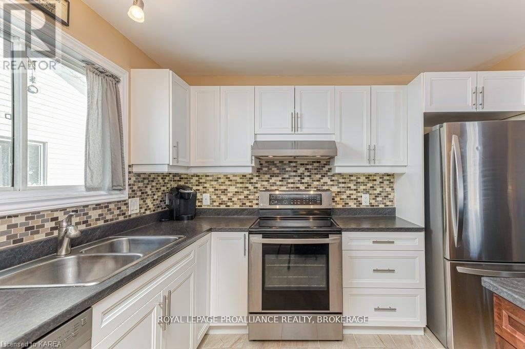 614 Barnsley Crescent, Kingston, Ontario K7M 8X4 - Photo 5 - X12995150