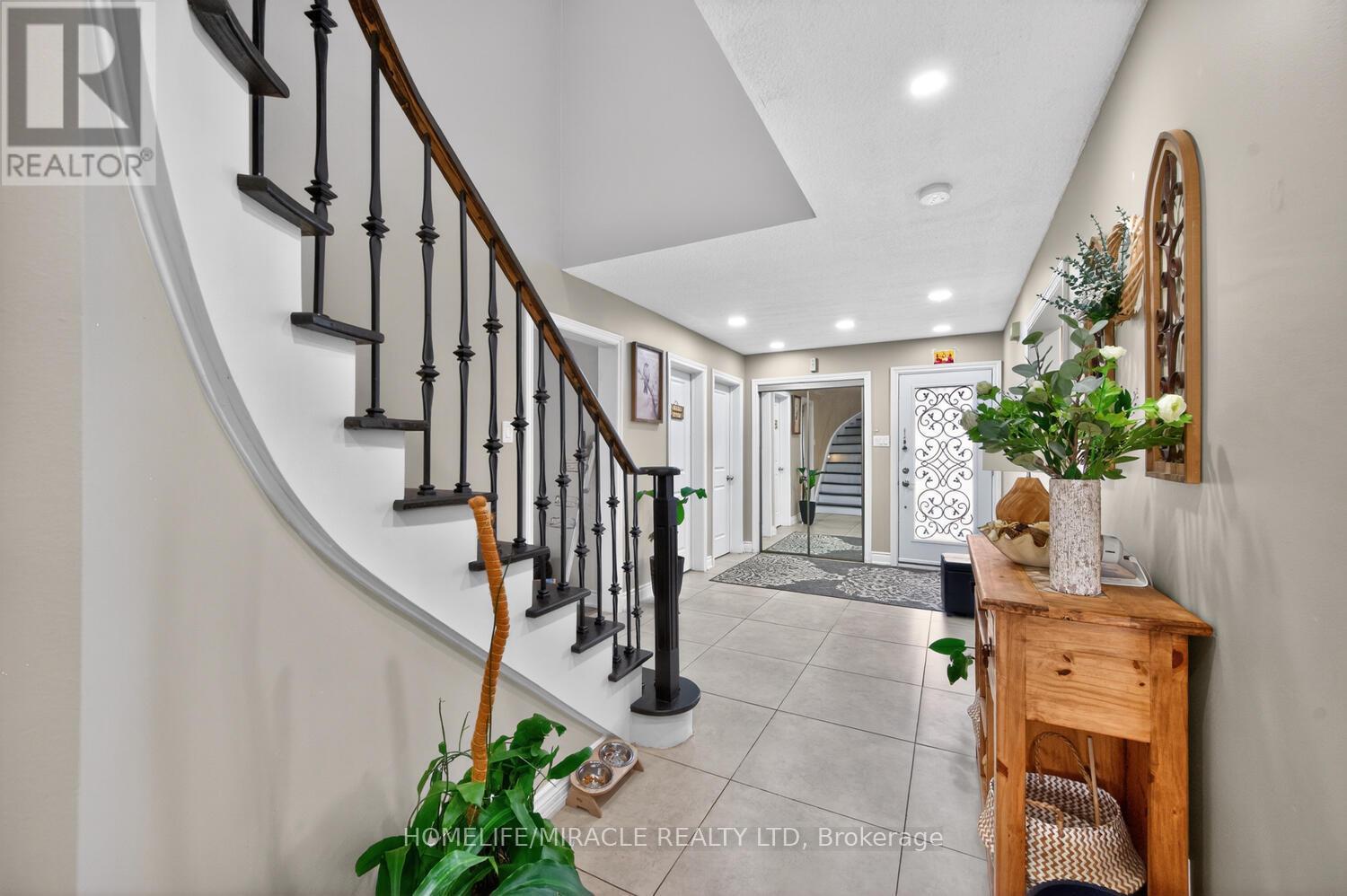 137 Minglehaze Drive, Toronto, Ontario  M9V 4W7 - Photo 11 - W12994918