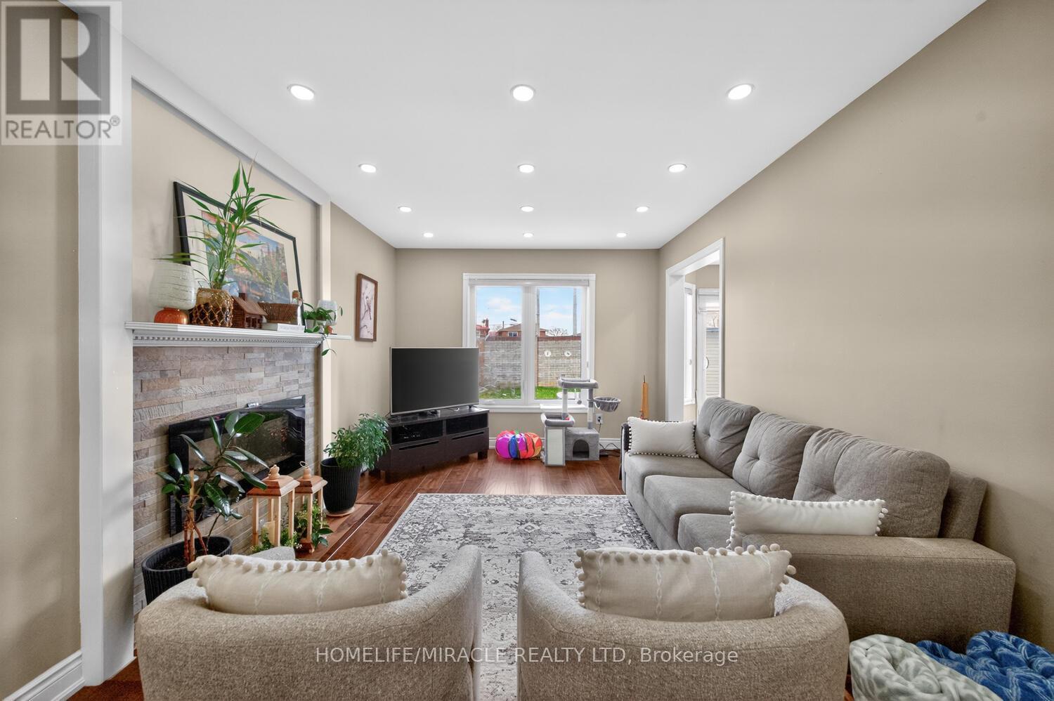 137 Minglehaze Drive, Toronto, Ontario  M9V 4W7 - Photo 13 - W12994918