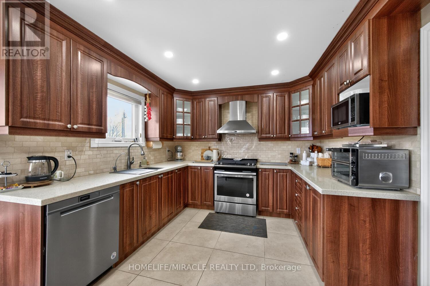 137 Minglehaze Drive, Toronto, Ontario  M9V 4W7 - Photo 16 - W12994918