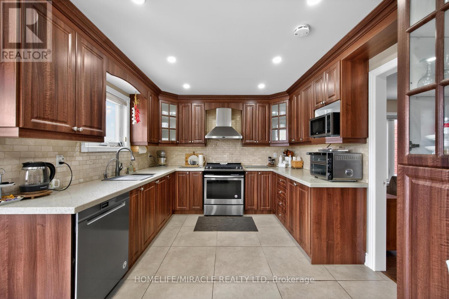 137 Minglehaze Drive, Toronto, Ontario  M9V 4W7 - Photo 17 - W12994918