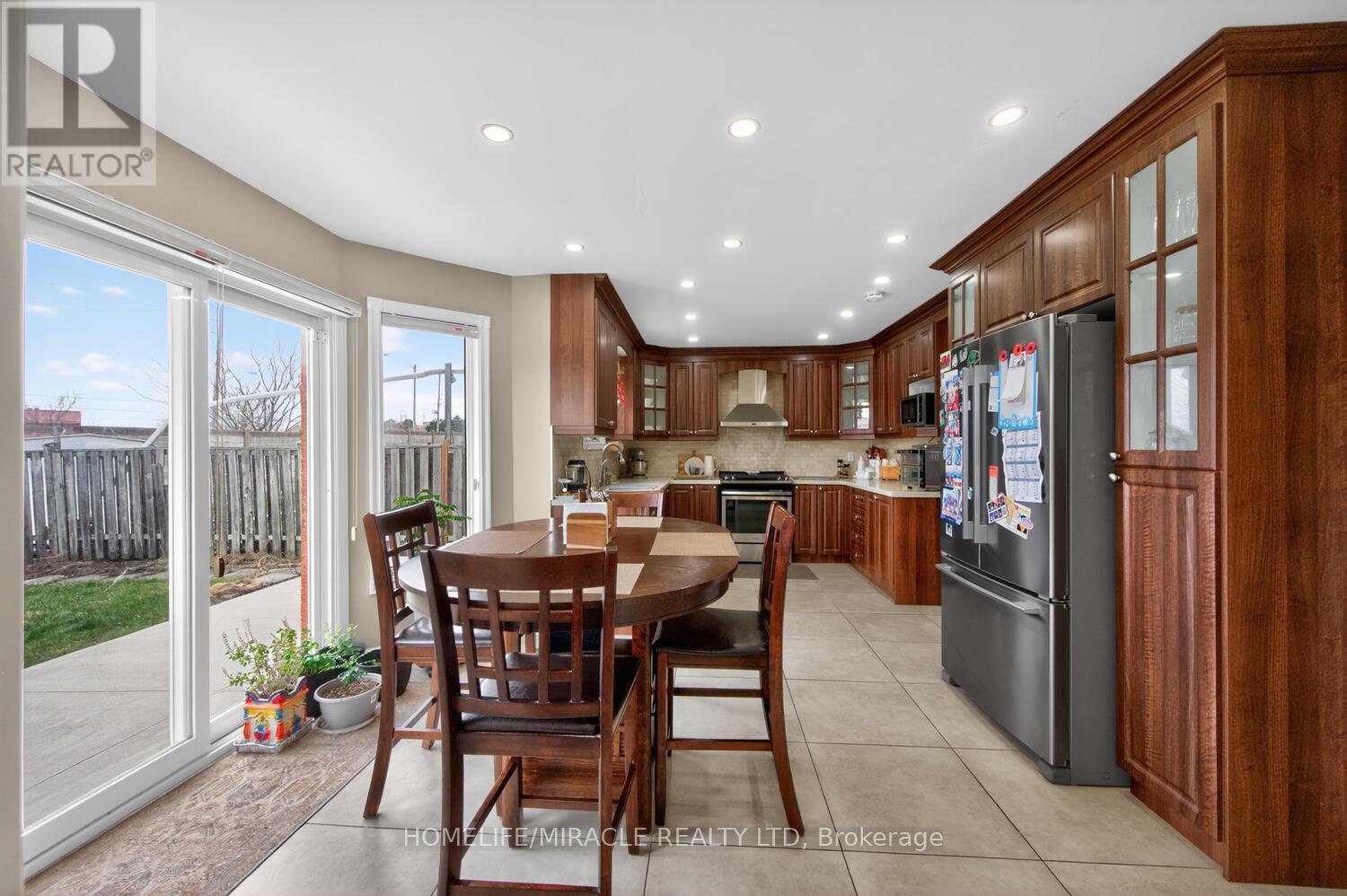 137 Minglehaze Drive, Toronto, Ontario  M9V 4W7 - Photo 19 - W12994918