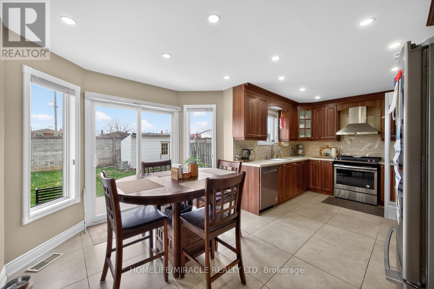 137 Minglehaze Drive, Toronto, Ontario  M9V 4W7 - Photo 20 - W12994918