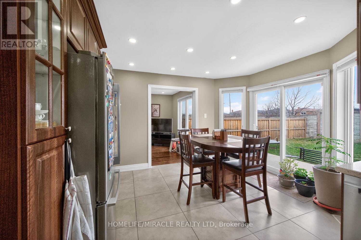 137 Minglehaze Drive, Toronto, Ontario  M9V 4W7 - Photo 21 - W12994918