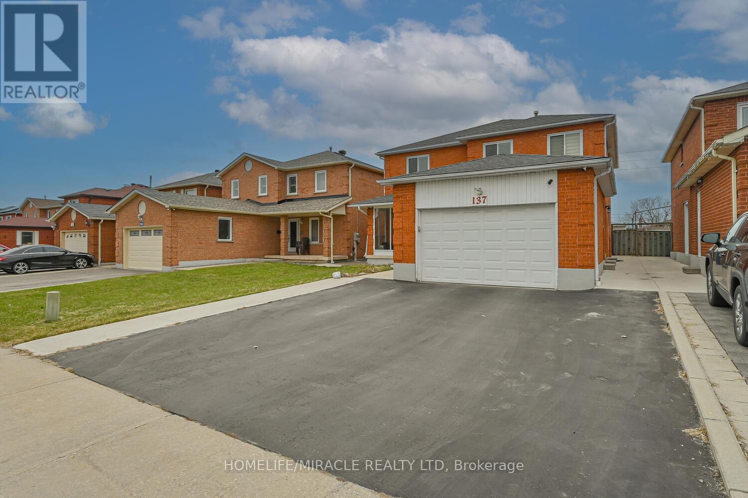 137 Minglehaze Drive, Toronto, Ontario  M9V 4W7 - Photo 4 - W12994918