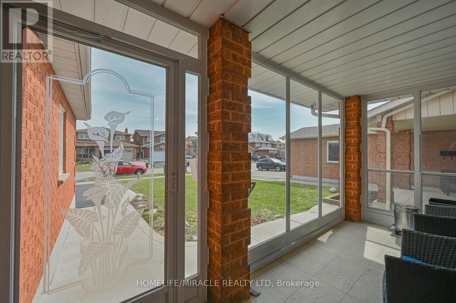 137 Minglehaze Drive, Toronto, Ontario  M9V 4W7 - Photo 5 - W12994918