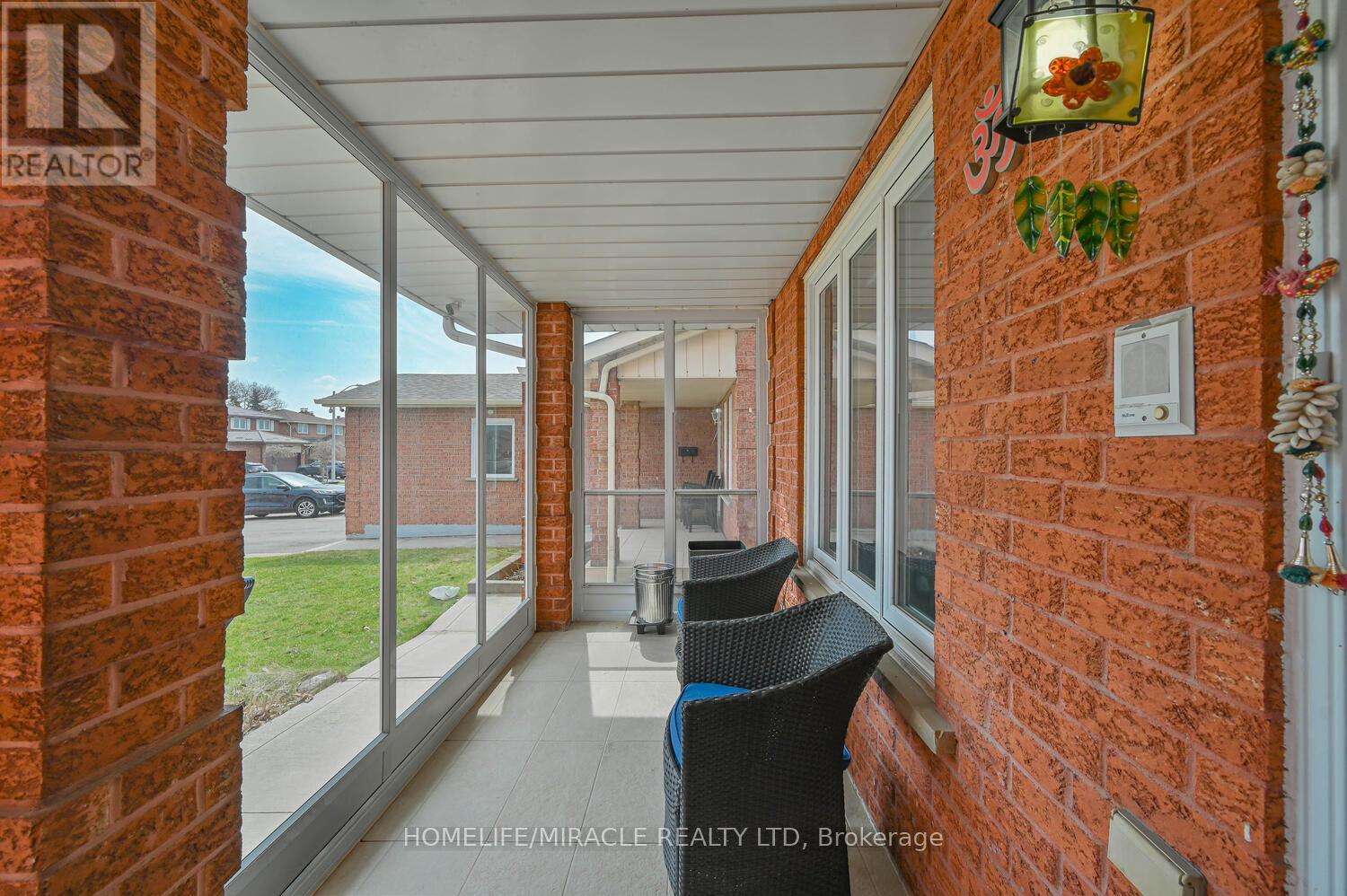 137 Minglehaze Drive, Toronto, Ontario  M9V 4W7 - Photo 6 - W12994918