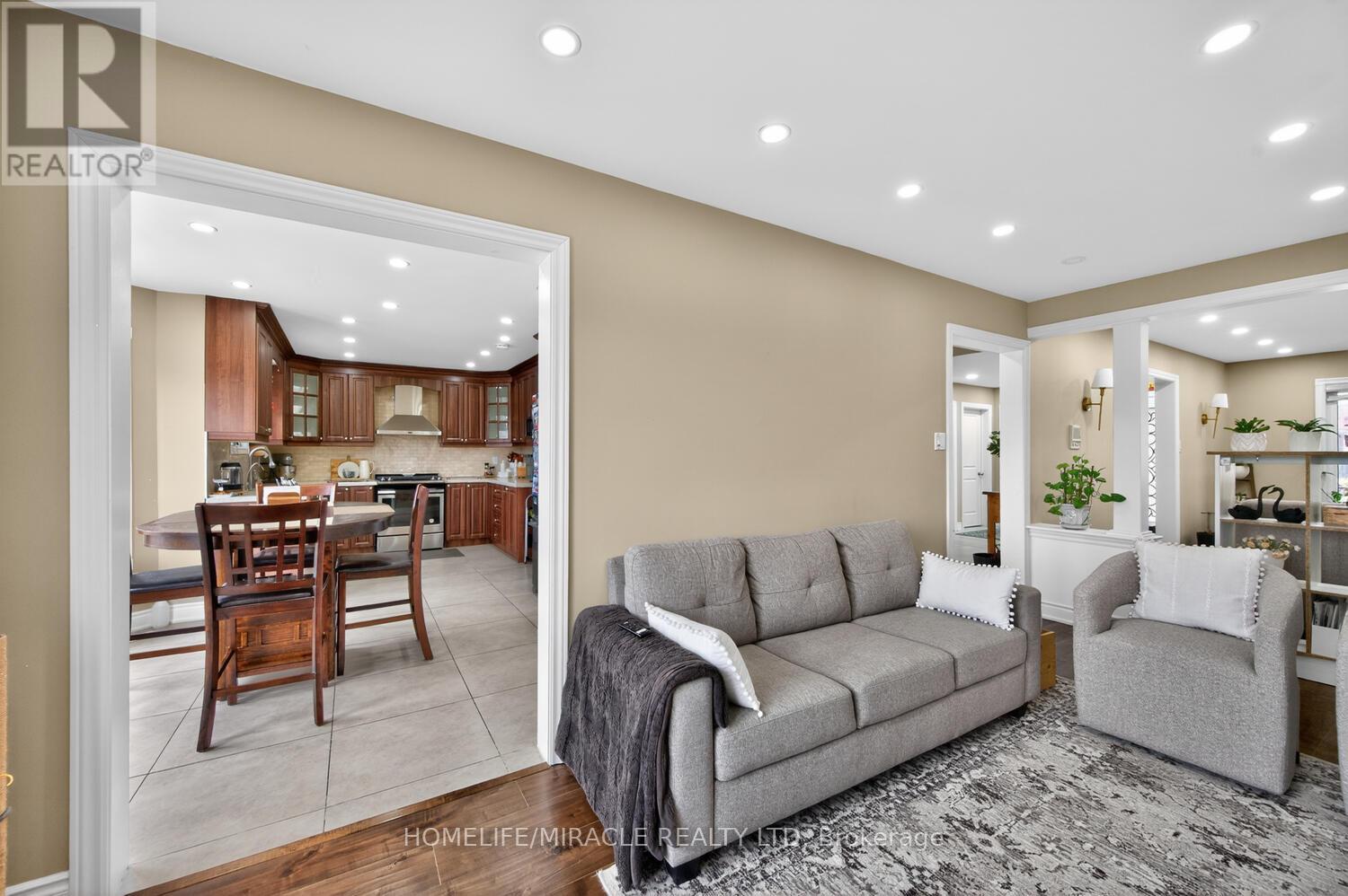 137 Minglehaze Drive, Toronto, Ontario  M9V 4W7 - Photo 7 - W12994918