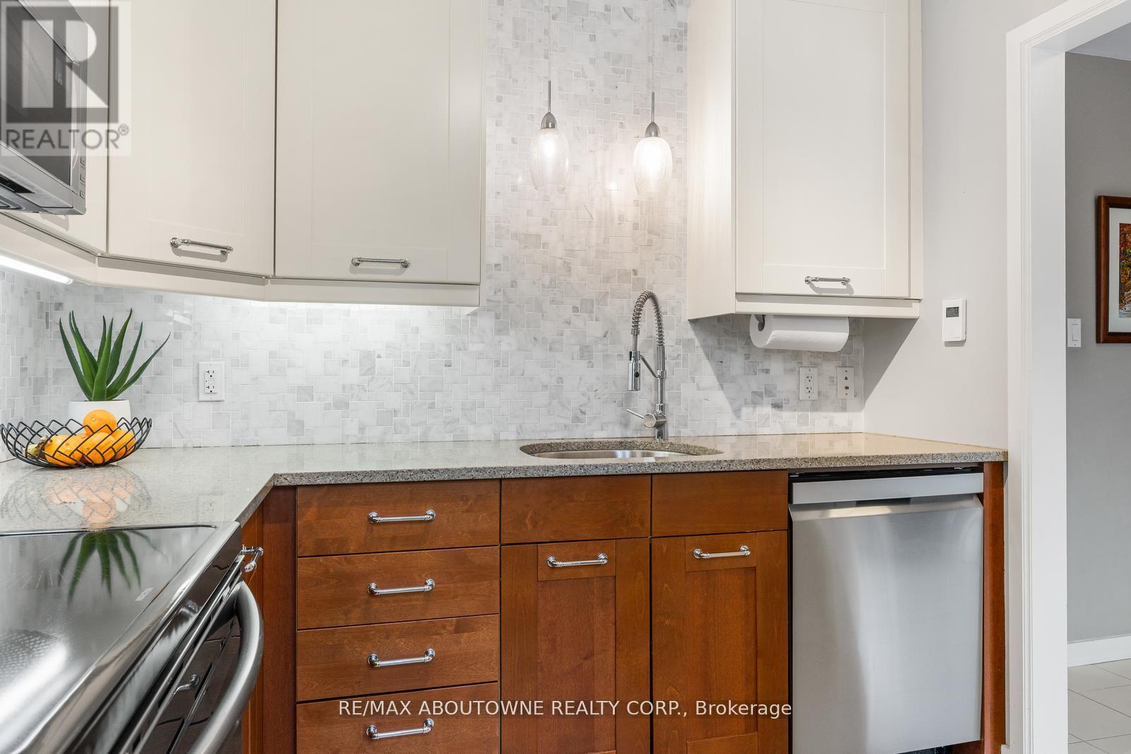 71 Sarah Lane, Oakville, Ontario  L6L 3V2 - Photo 9 - W12994976