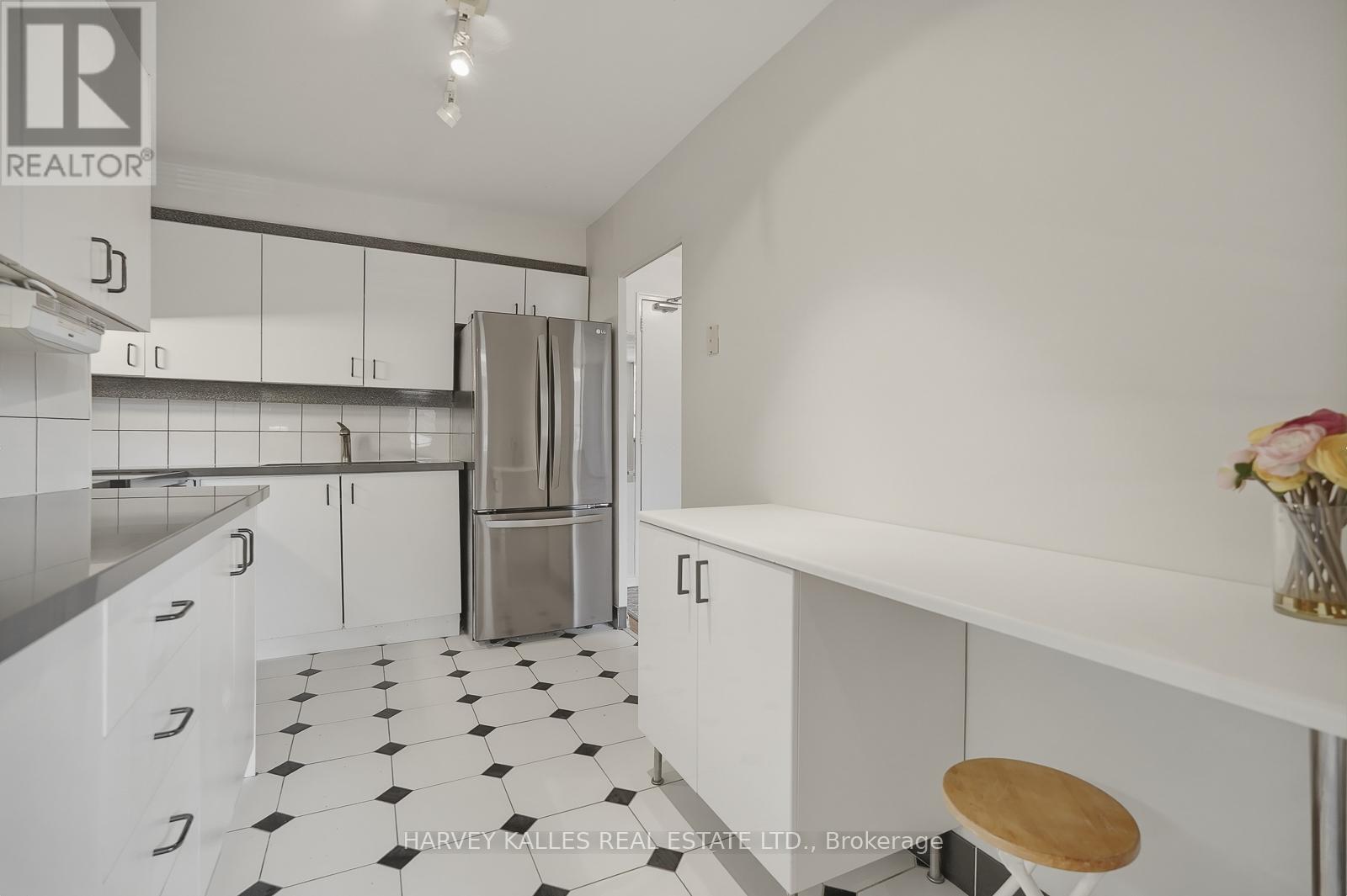 206 - 80 Coe Hill Drive, Toronto (High Park-Swansea), Ontario  M6S 3C9 - Photo 11 - W12995038