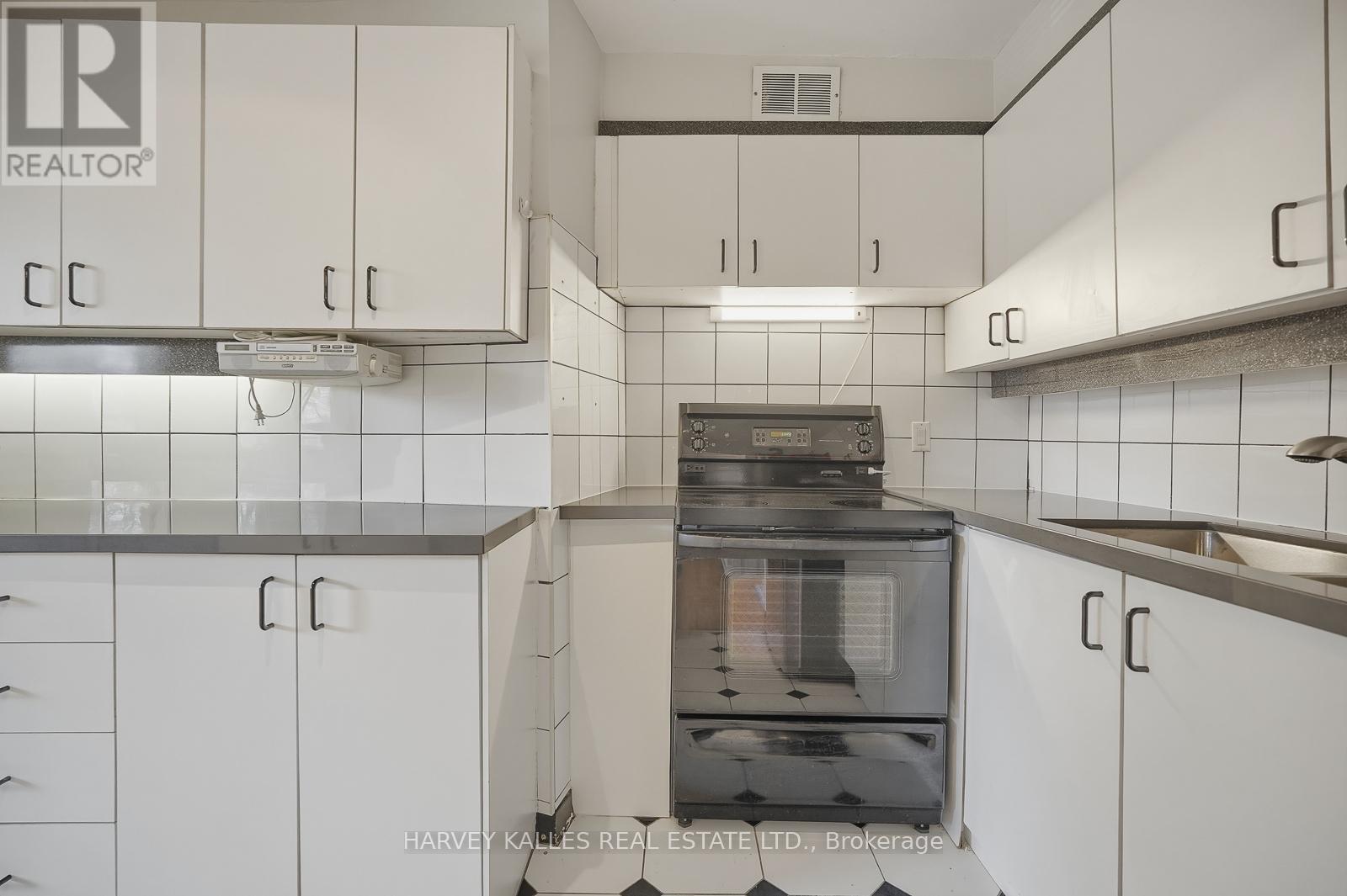 206 - 80 Coe Hill Drive, Toronto (High Park-Swansea), Ontario  M6S 3C9 - Photo 13 - W12995038