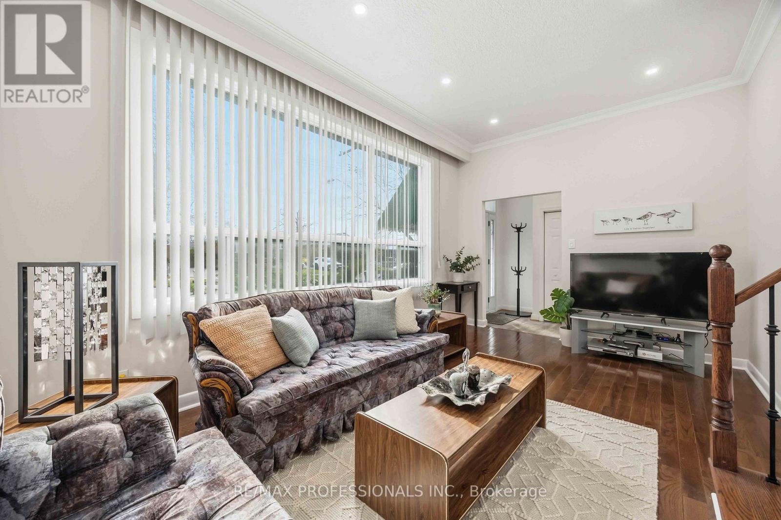 14 Dashwood Crescent, Toronto, Ontario  M9V 2N8 - Photo 2 - W12995082