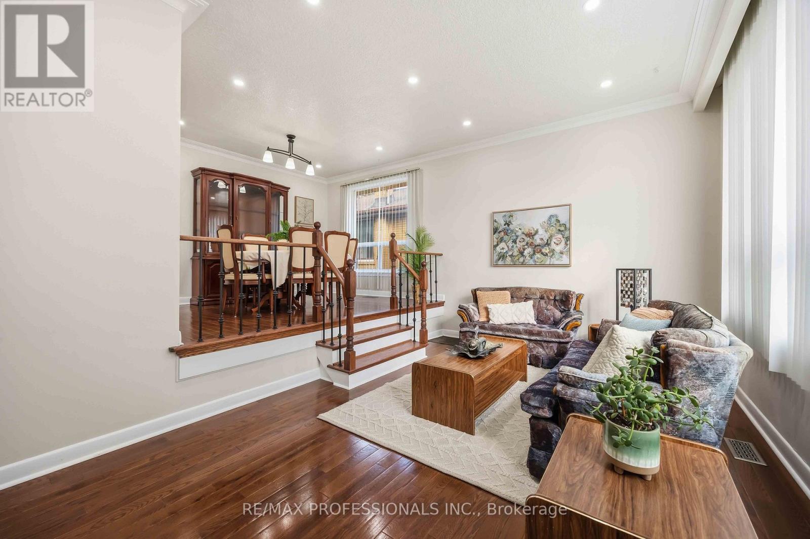 14 Dashwood Crescent, Toronto, Ontario  M9V 2N8 - Photo 4 - W12995082