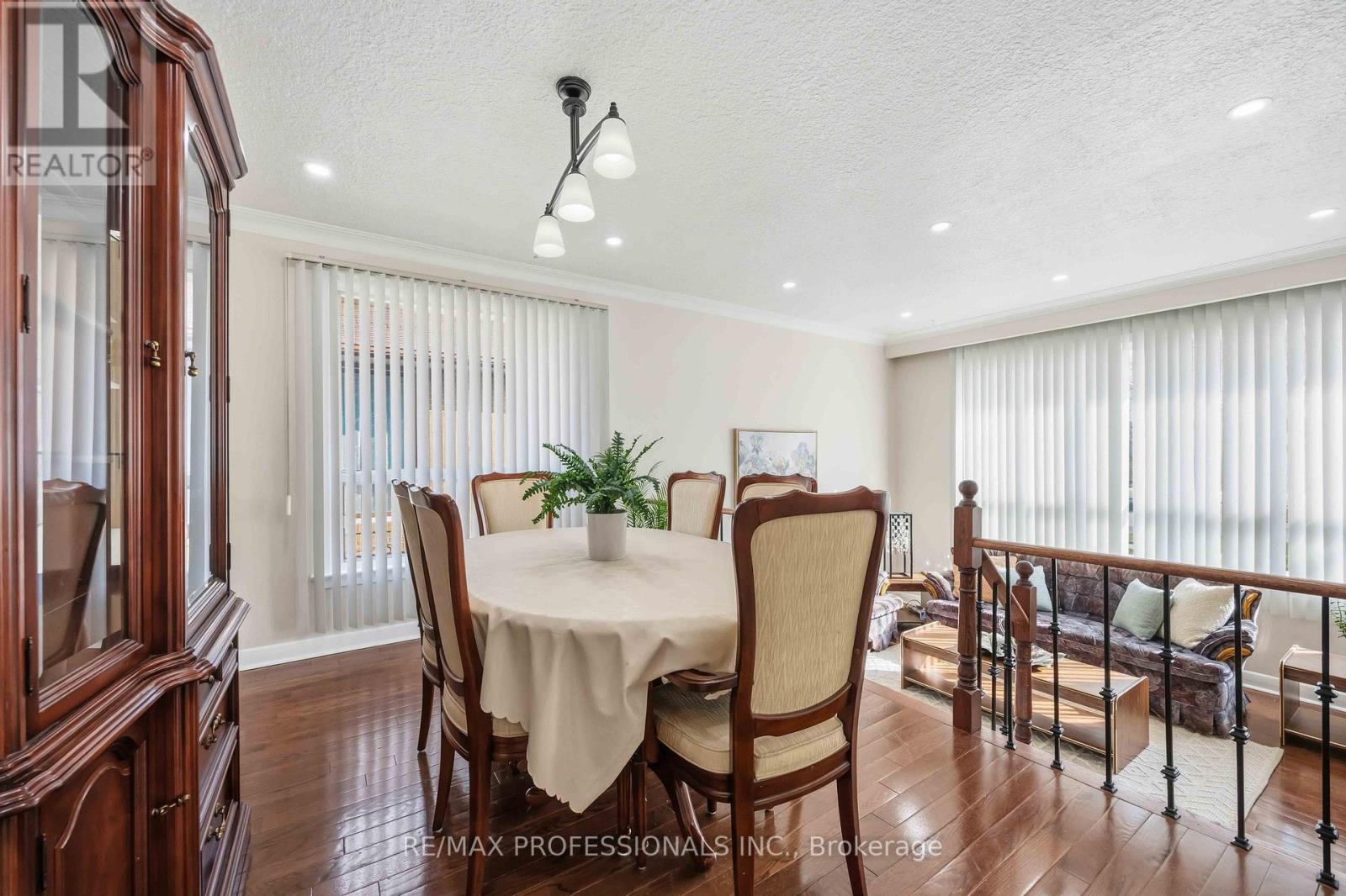 14 Dashwood Crescent, Toronto, Ontario  M9V 2N8 - Photo 5 - W12995082